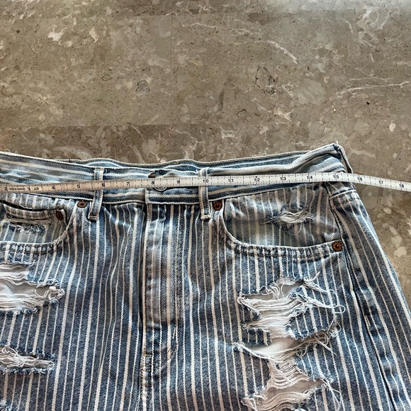 American eagle blue and white pinstripe distressed jean shorts size 8 - Picture 4 of 7